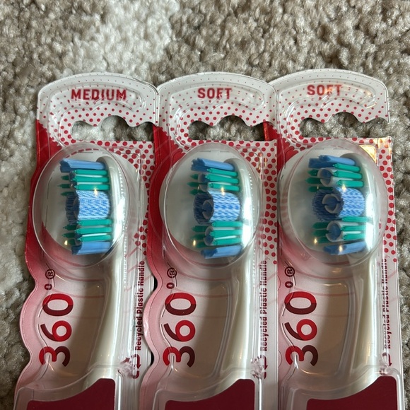 Colgate 360 Whitening Toothbrush (set of 3) - Picture 2 of 2